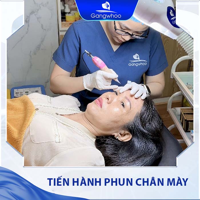 KTV trên 15 năm kinh nghiệm tiến hành phun chân mày