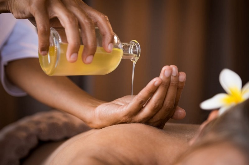 Tinh dầu thiên nhiên là một nguyên liệu tuyệt vời cho việc massage giảm mỡ bụng