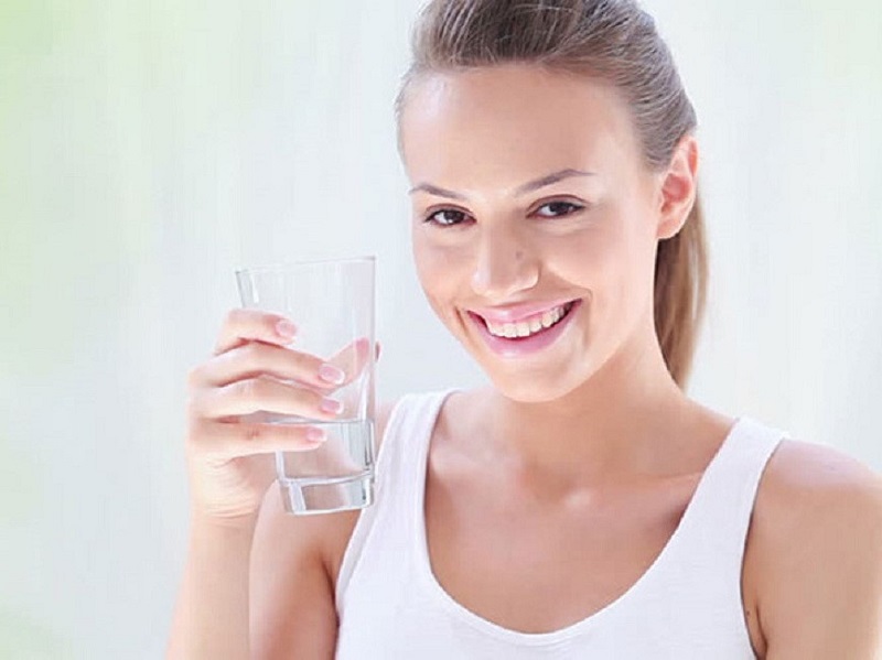 cung cấp đủ nước giúp thải độc tố cho da mặt hiệu quả