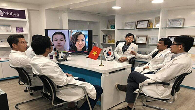 Bác sĩ Phùng Mạnh Cường trao đổi cùng các chuyên gia đến từ Hàn Quốc