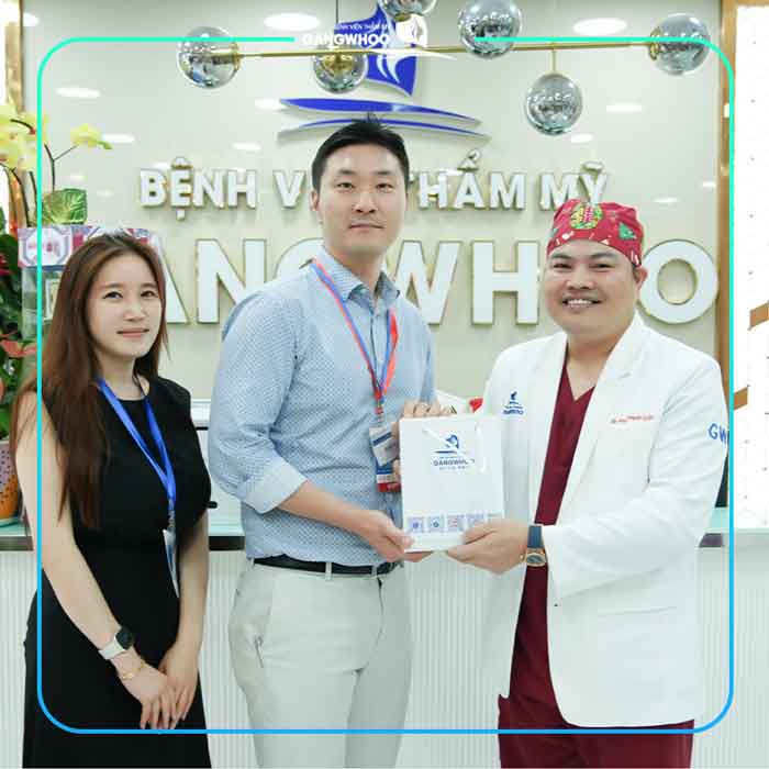 BS. Phùng Mạnh Cường - Giám đốc BVTM Gangwhoo cùng các giáo sư người Hàn Quốc