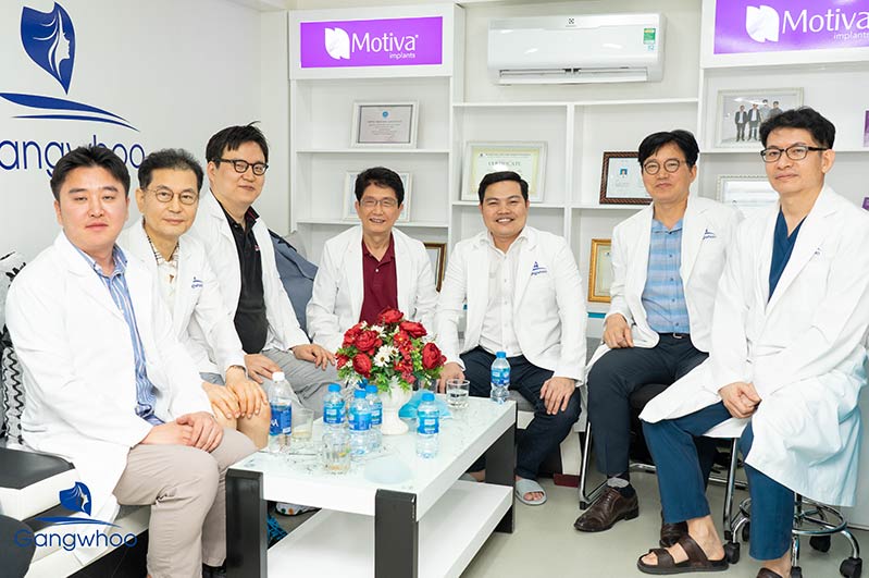 Hình ảnh của Dr.  Cường và các chuyên gia thẩm mỹ Hàn Quốc tại TMV Gangwhoo