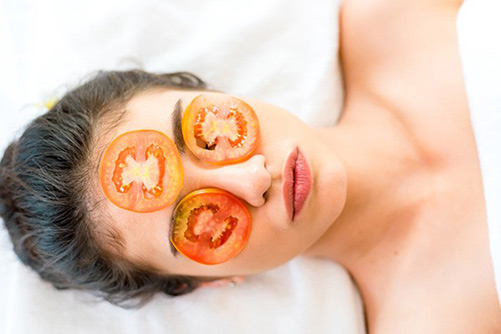 Đắp mặt nạ cà chua là một cách làm da mặt đẹp