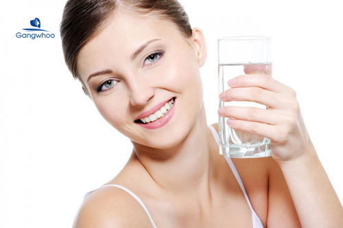 uống nhiều nước cũng là một cách giảm sưng sau nâng mũi