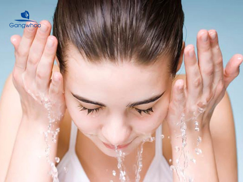 Cách chăm sóc da mặt trắng mịn bằng cách làm sạch da mặt rất quan trọng