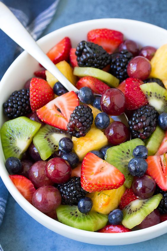 Xây dựng chế độ ăn uống giàu trái cây và rau xanh, giúp bạn giảm mỡ đùi hiệu quả