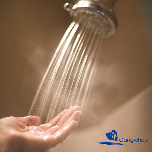 Tránh tắm nước nóng để làn da không còn khô