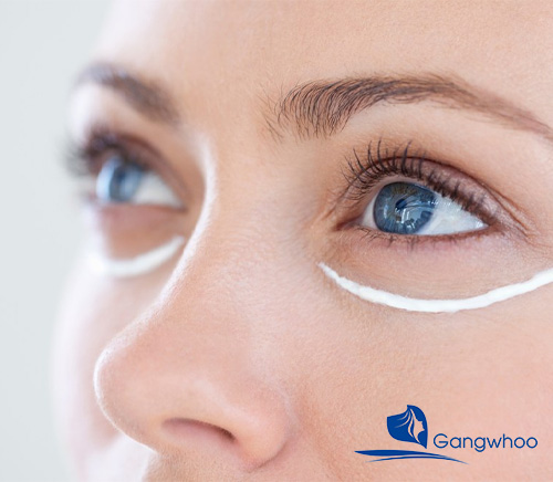 Dùng kem dưỡng mắt giải quyết làn da khô sần sùi