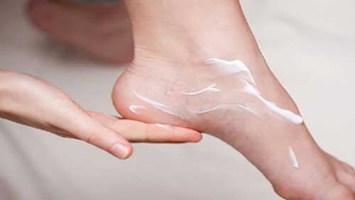 Cách che sẹo lồi ở chân bằng dùng kem che khuyết điểm
