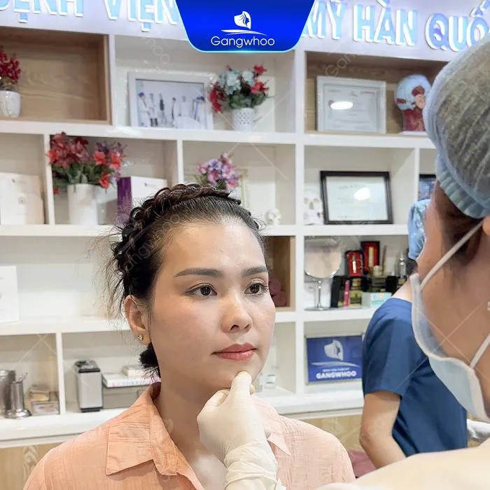 Master nhiều năm kinh nghiệm trực tiếp thiết kế form môi và lựa chọn màu môi phù hợp với từng khách hàng