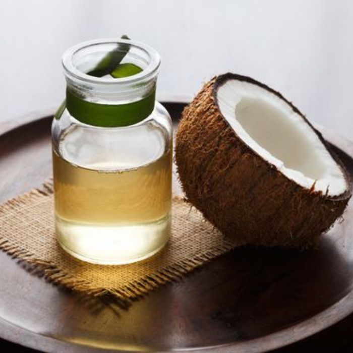Dầu dừa là một nguồn cung cấp vitamin D và các khoáng chất có lợi cho môi.