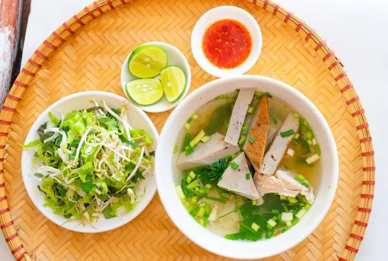 Nâng mũi ăn bún chả cá được không?