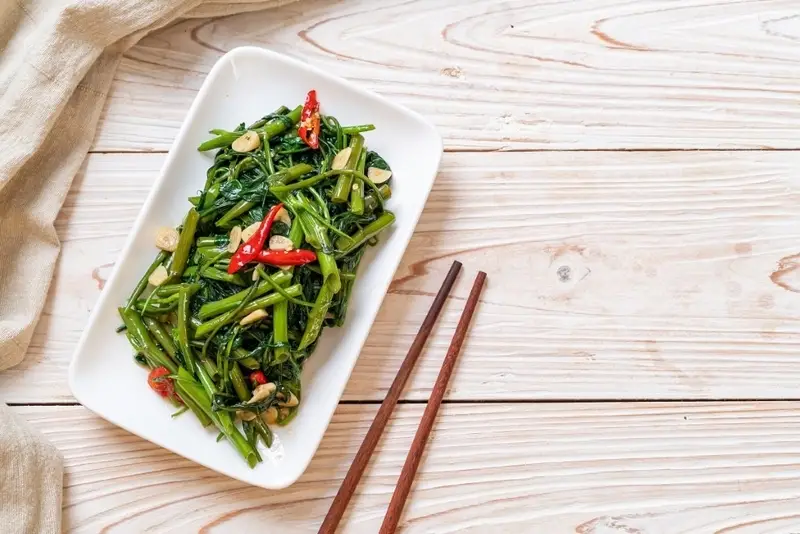 Vì sao sau nâng mũi phải kiêng rau muống?
